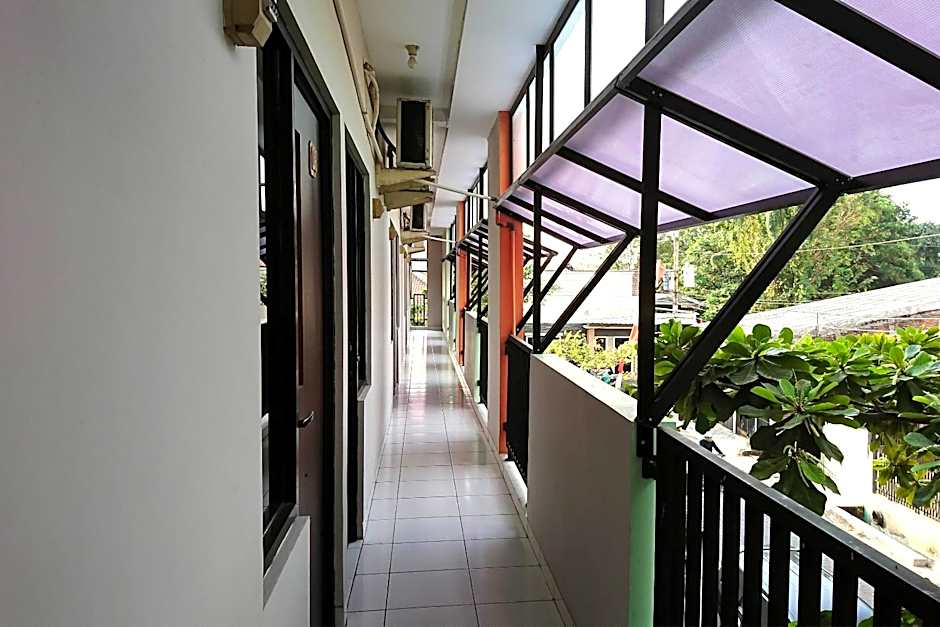 RedDoorz near Stasiun Tawang Semarang