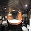 Chalét com jacuzzi sauna lareira e telao cinema