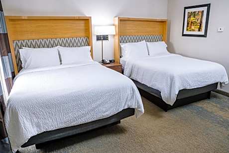 Standard Queen Room with Two Queen Beds and Roll-In Shower - Mobility Access