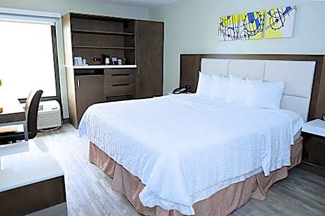 Deluxe King Room with Walk-In Shower - Non-Smoking