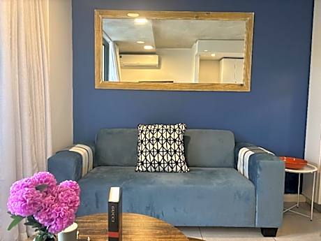 Hugos Seaside Haven E210