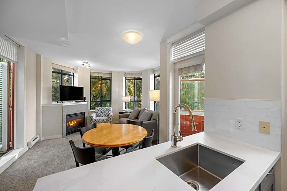 Alpenglow Lodge Two Bedroom Apartment with Private Hot Tub by MVA