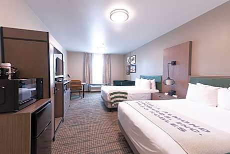 2 Queen Suite with Roll-In Shower