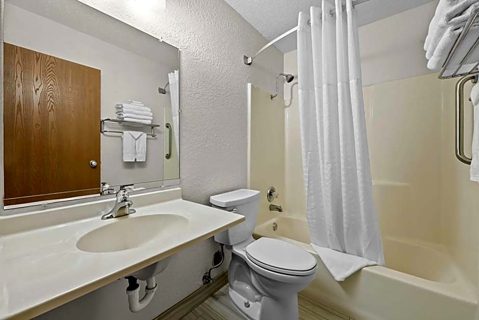 Super 8 by Wyndham Alexandria MN