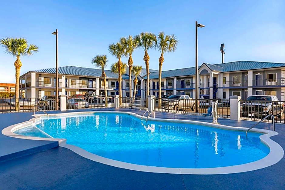 Days Inn by Wyndham Kingsland GA