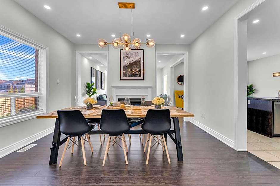 Oshawa Family Haven - Luxury 7BR Villa with Cozy Fireplaces & Hot Tub