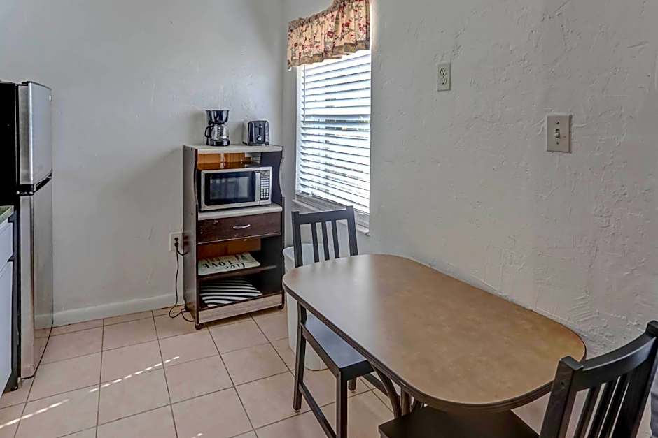 Richard's Motel Courtyard