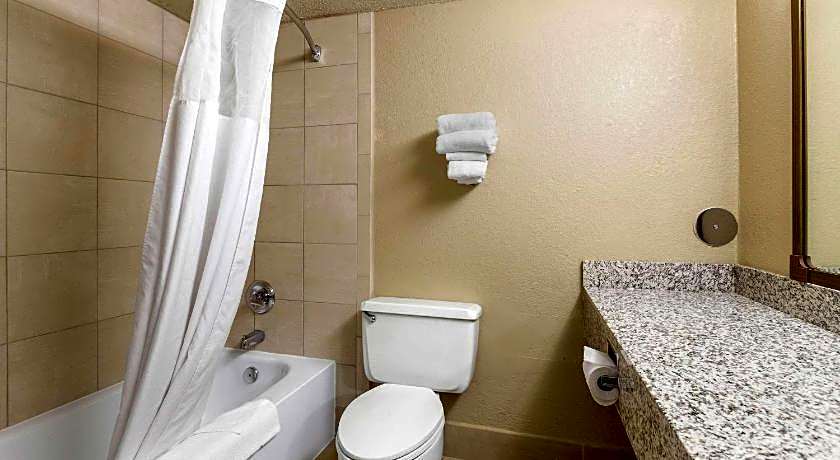 Quality Inn & Suites Des Moines - Merle Hay Road