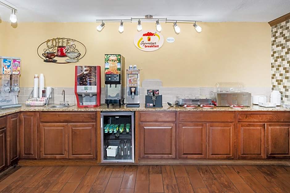 Super 8 by Wyndham Warrensburg