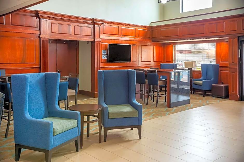Comfort Suites Outlet Center