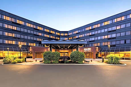 Crowne Plaza Edison By IHG