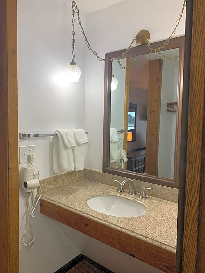 Bridge Inn Tomahawk -1st Floor, 2 Queen Size Bed, Walkout, River View