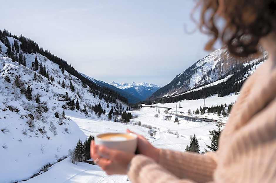 Wohlfühlhotel Hubertushof am Arlberg - Ski-In & Ski-Out - Sky Pool