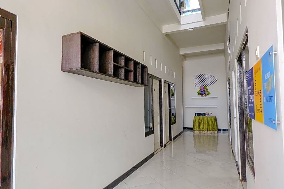 SPOT ON 2723 Gatsu Kost