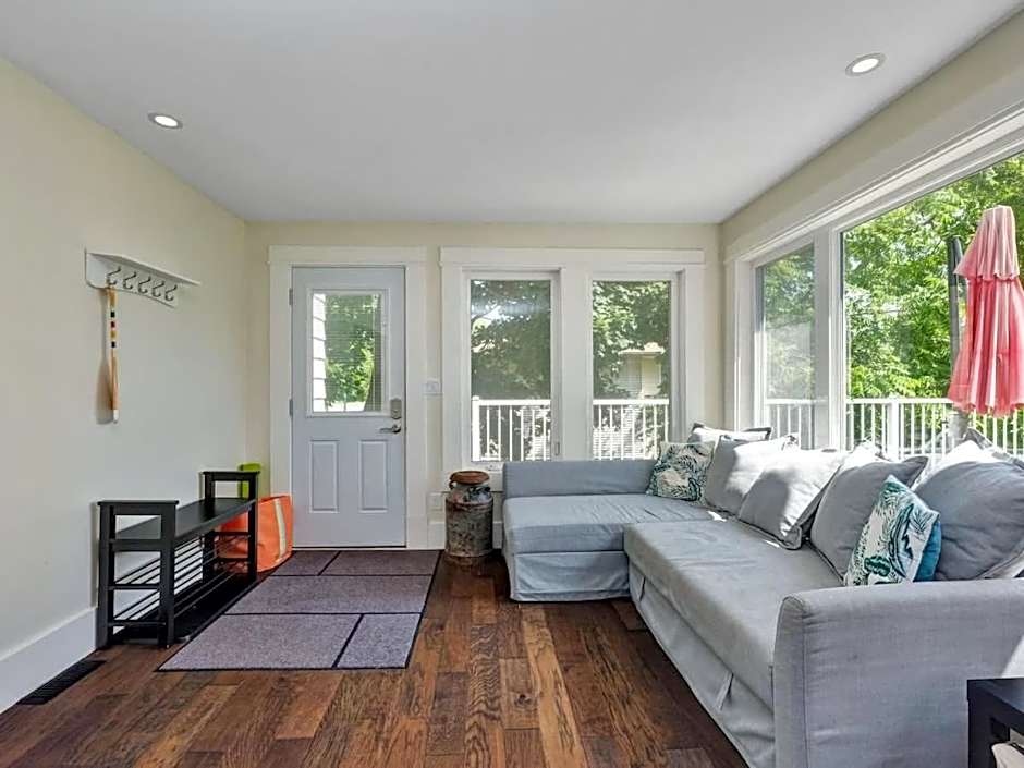 Wind & Waves - Wellington waterfront with Satellite TV & fire pit