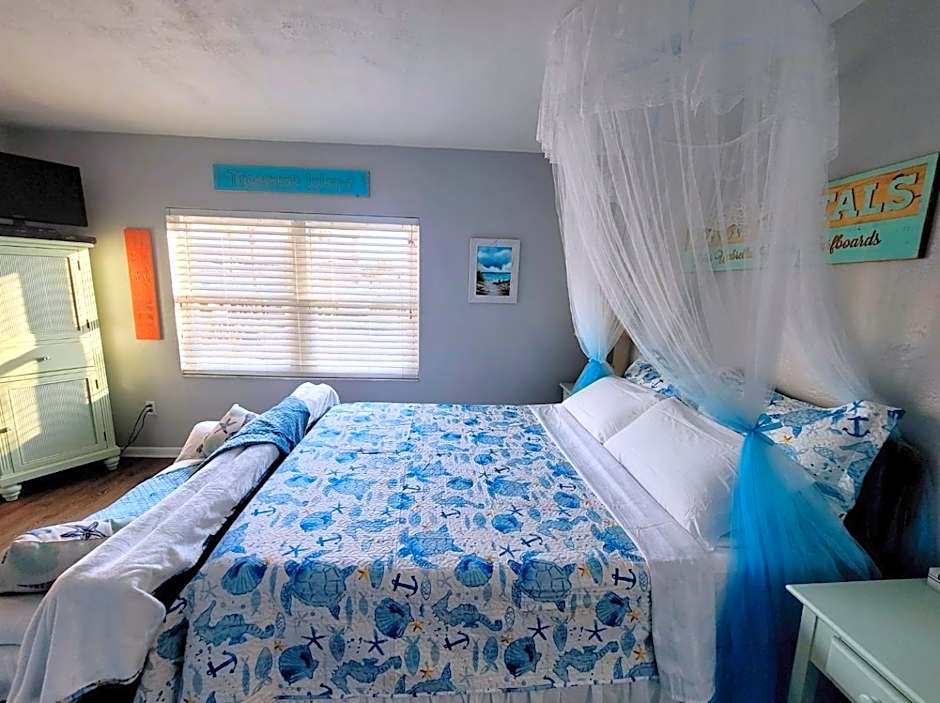 Searenity, Waterside studio in the heart of Treasure Island, walk to beach