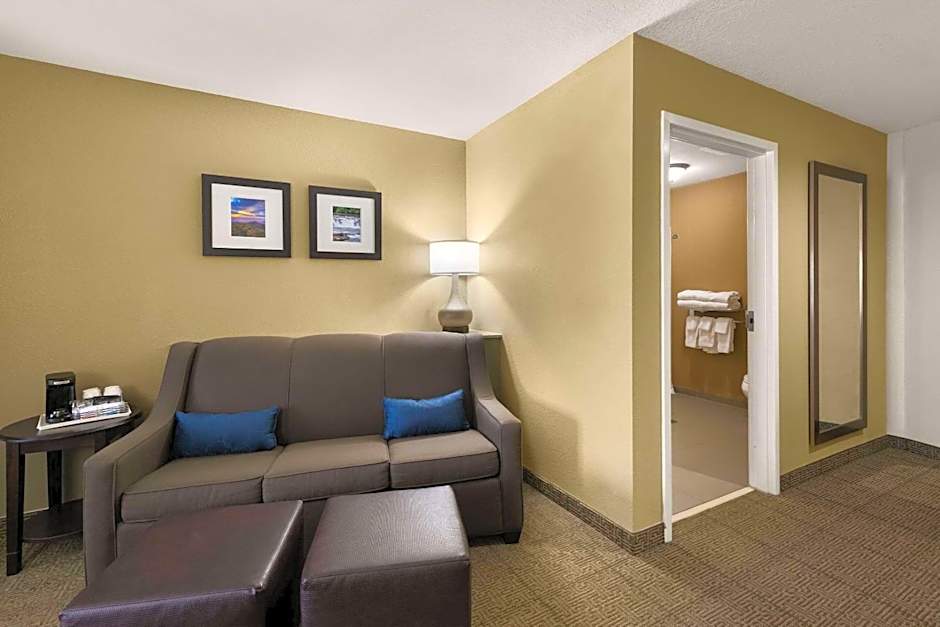Comfort Suites Commerce