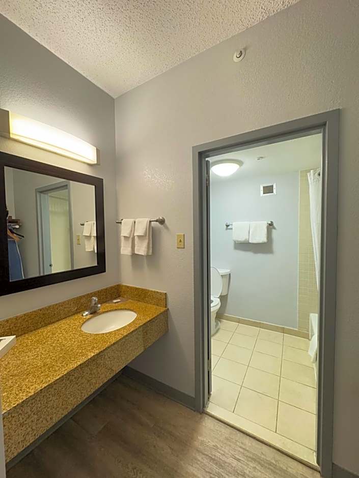 Super 8 by Wyndham Dallas Love Field Airport