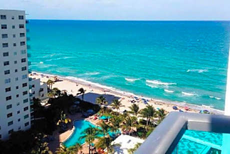 Beautiful penthouse condo with stunning views of both ocean and city