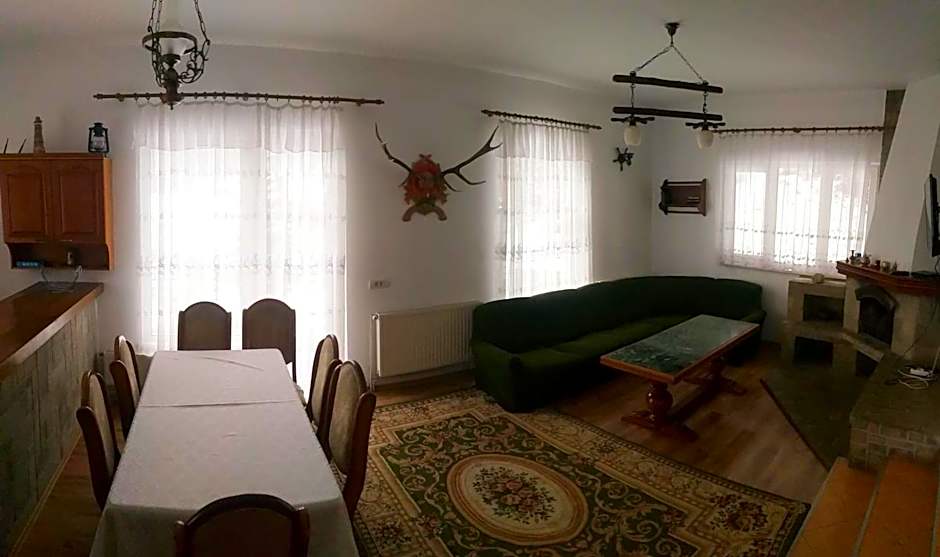 Șoaptele pădurii & Căsuța din pădure