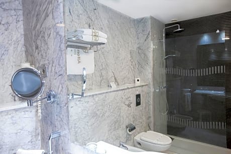 Triple Room (2 Adults + 1 Child)