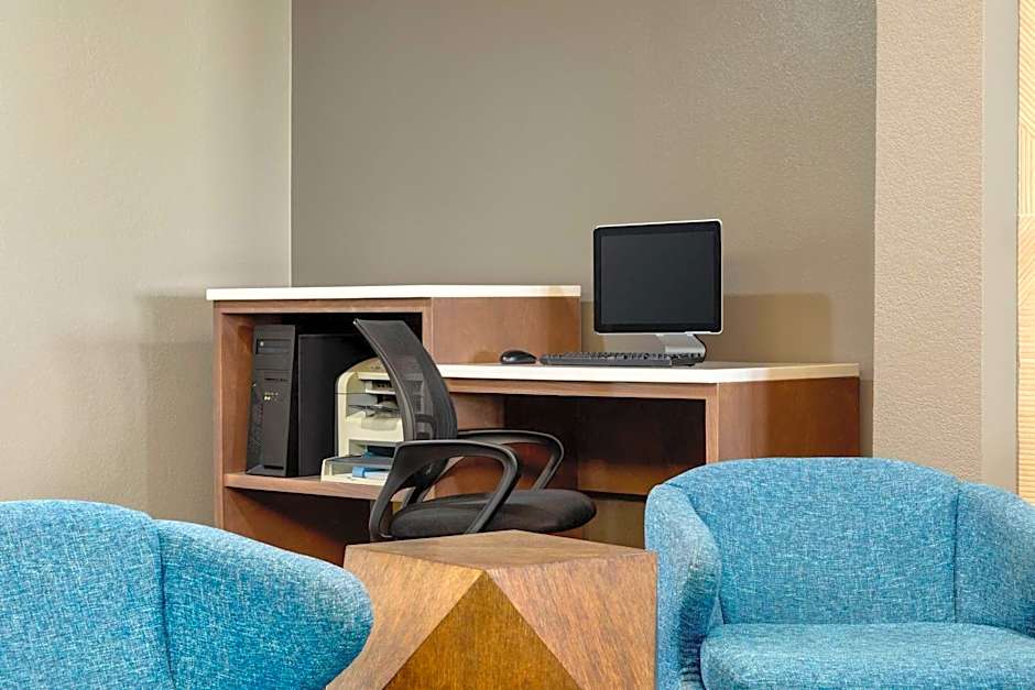 La Quinta Inn & Suites by Wyndham Shawnee