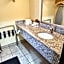 Oakridge Inn & Suites
