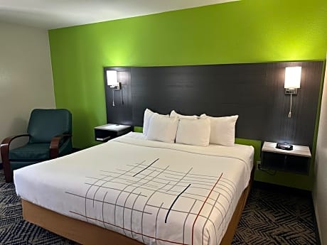 Deluxe King Room - Non-Smoking