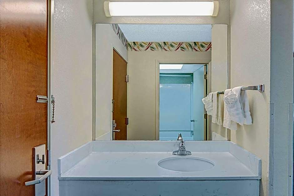 Days Inn by Wyndham Louisburg