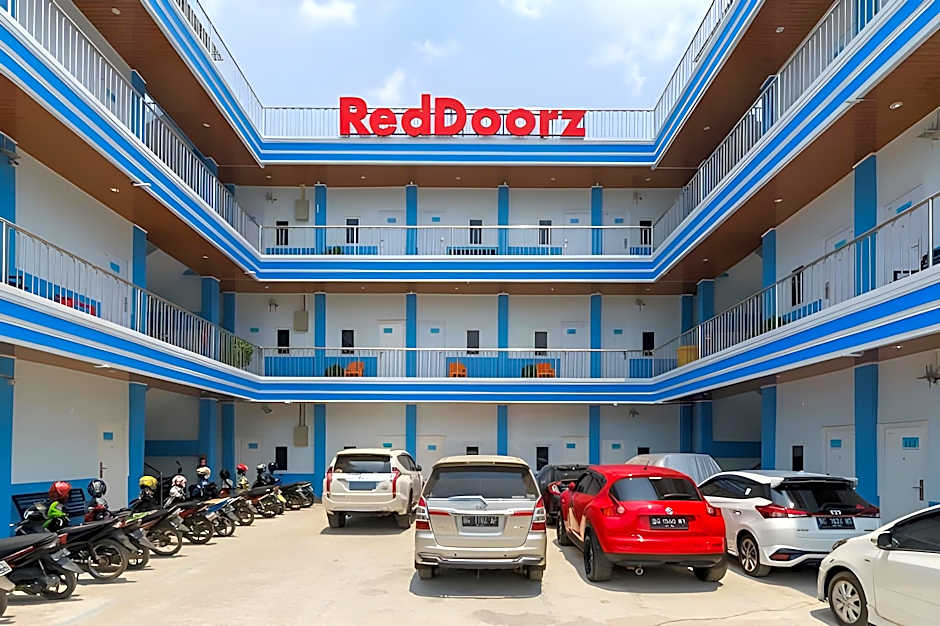 RedDoorz Plus near Palembang Icon Mall 2