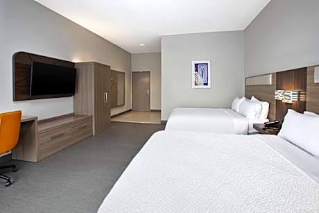 Standard Queen Room with Two Queen Beds and Mobility Accessible Tub