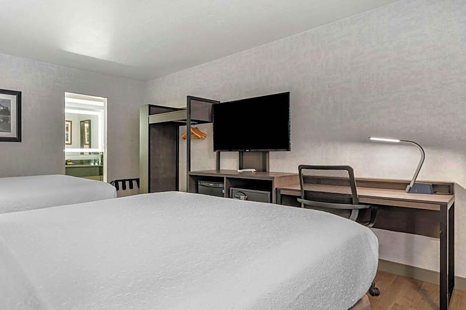 Best Western Plus Hilltop Inn
