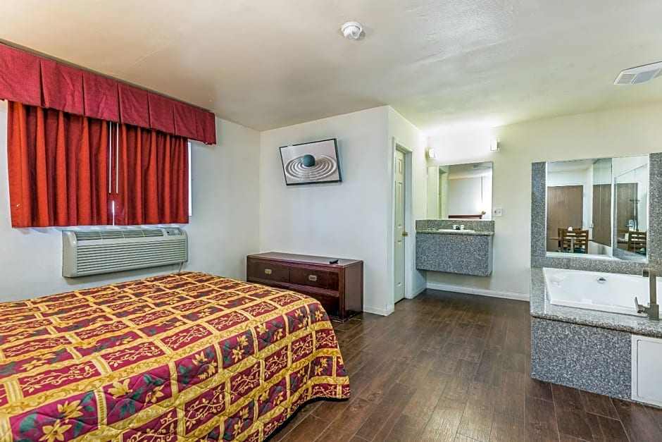 Colonial Pool & Spa Motel