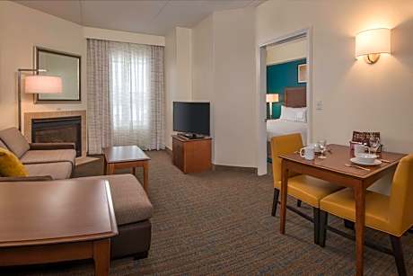 One-Bedroom King Suite with Sofa Bed and Adapted Tub - Mobility and Hearing Accessible