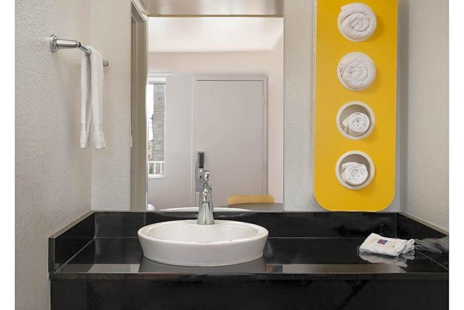 Motel 6 Portland Mall - 205