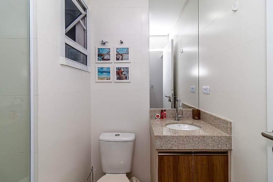 Apartamentos a Beira Mar, Aconchegantes e Modernos, a 3 Minutos da Praia com Ar Condicionado, Sacada Gourmet, Garagem e Portaria 24h