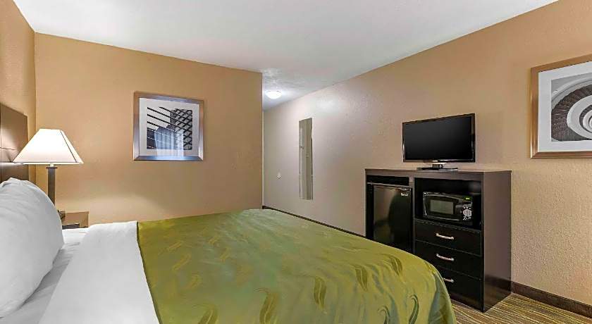 Quality Inn & Suites Des Moines - Merle Hay Road