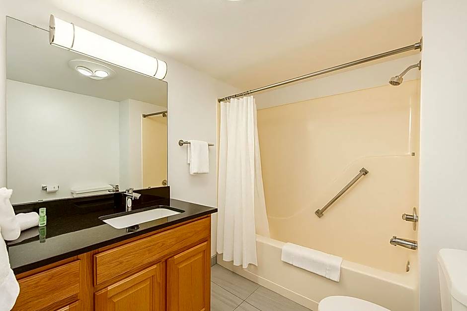 Oyster Bay Inn & Suites