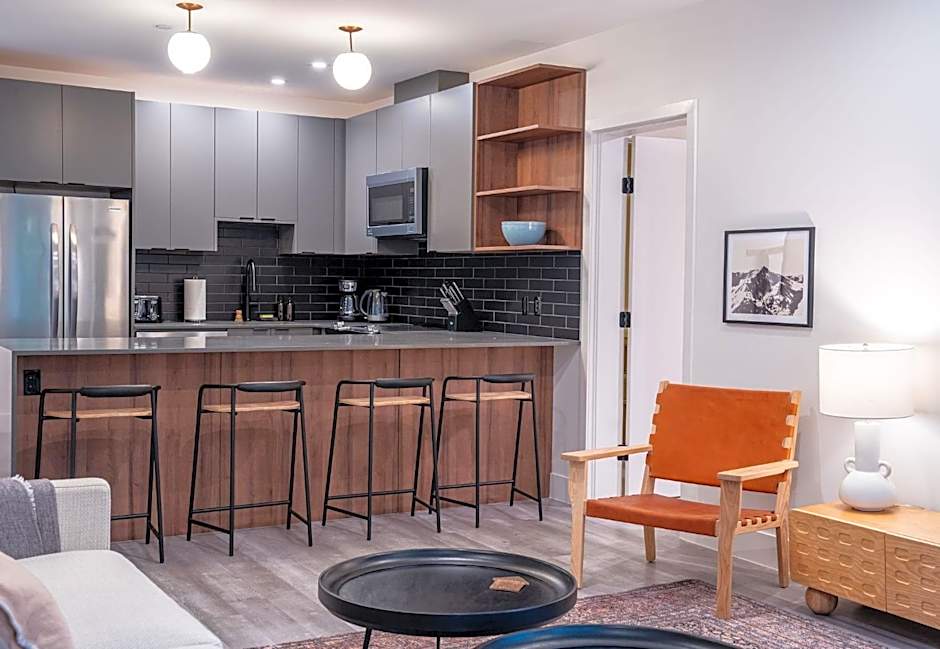 Snow & Swing Getaway - Three Bedrooms with Hot Tub (Stay Revy)