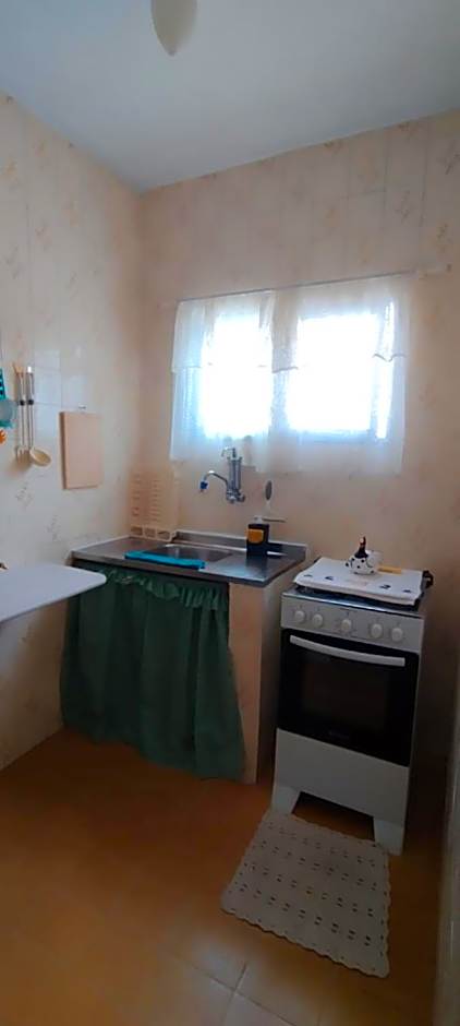 Kitnet Temporada Praia Grande SP - Completa com Wi-fi, garagem rotativa, 1 quadra da praia - no centro comercial Boqueirão