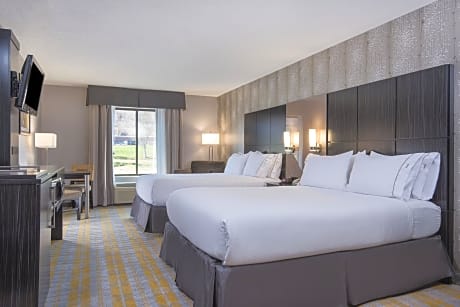 Standard Queen Room with Two Queen Beds and Mobility Accessible Tub