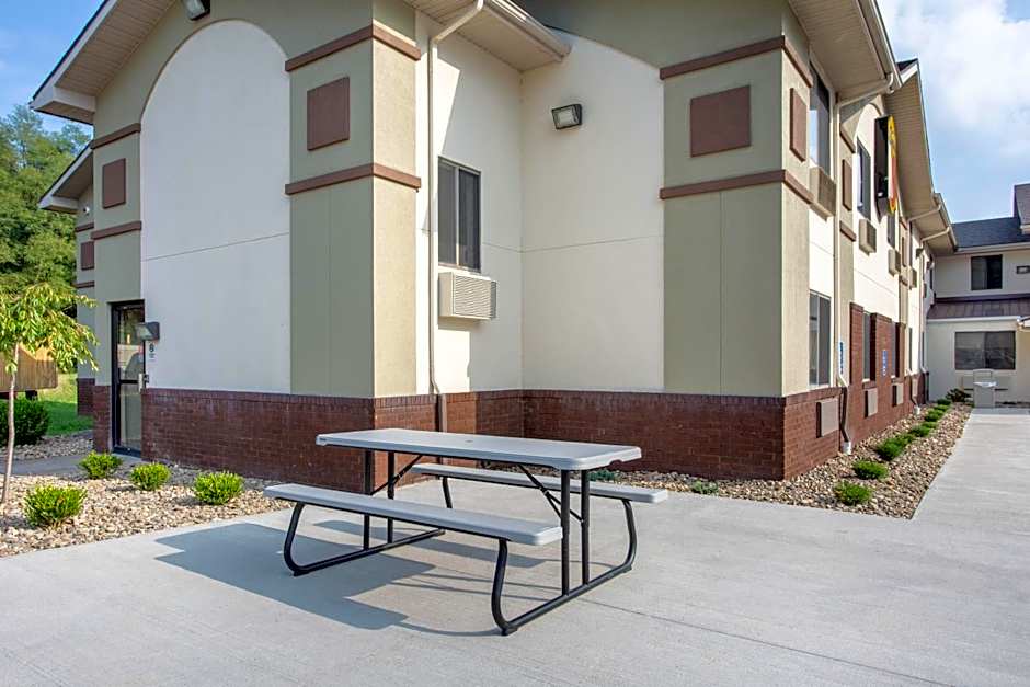 Super 8 by Wyndham Weston WV