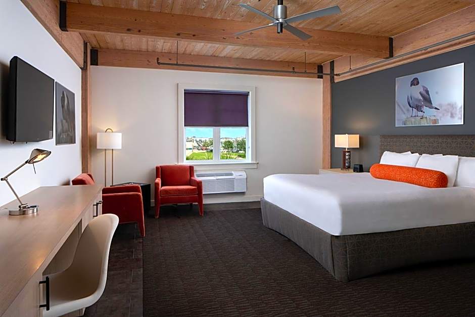 Harbor House Hotel and Marina at Pier 21