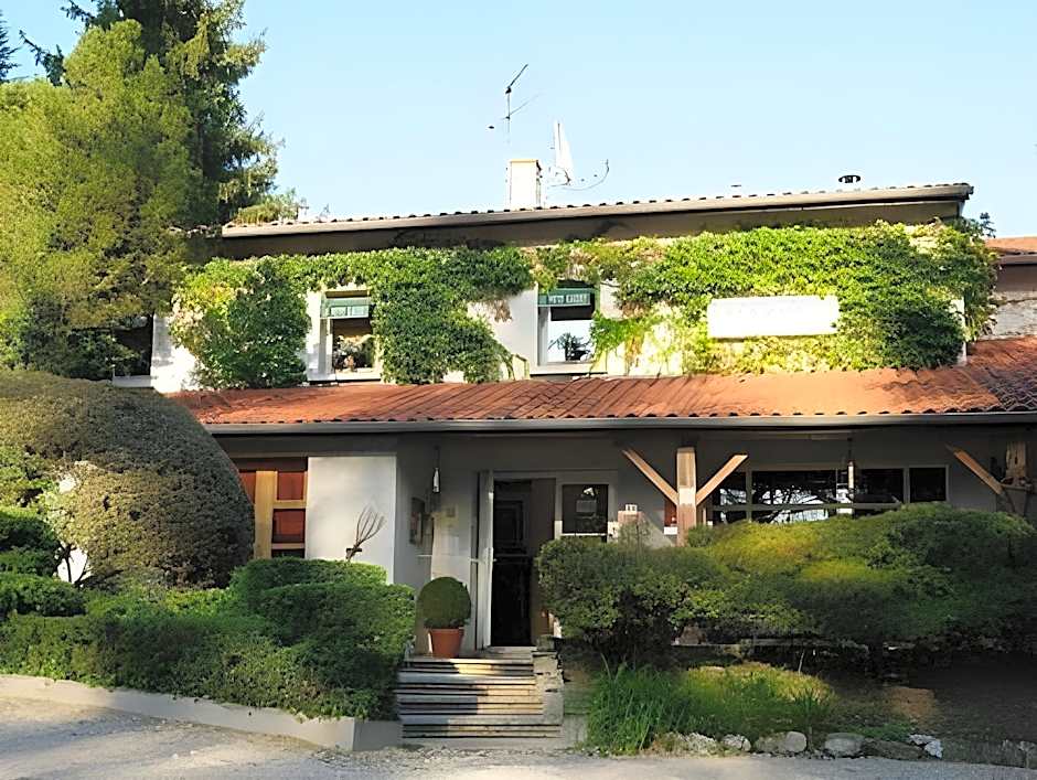 Logis Hotel Le Petit Casset
