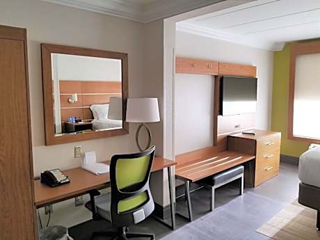 King Room - Hearing Accessible - Non-Smoking