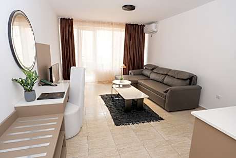 One-Bedroom Apartment with Balcony - Free WiFi