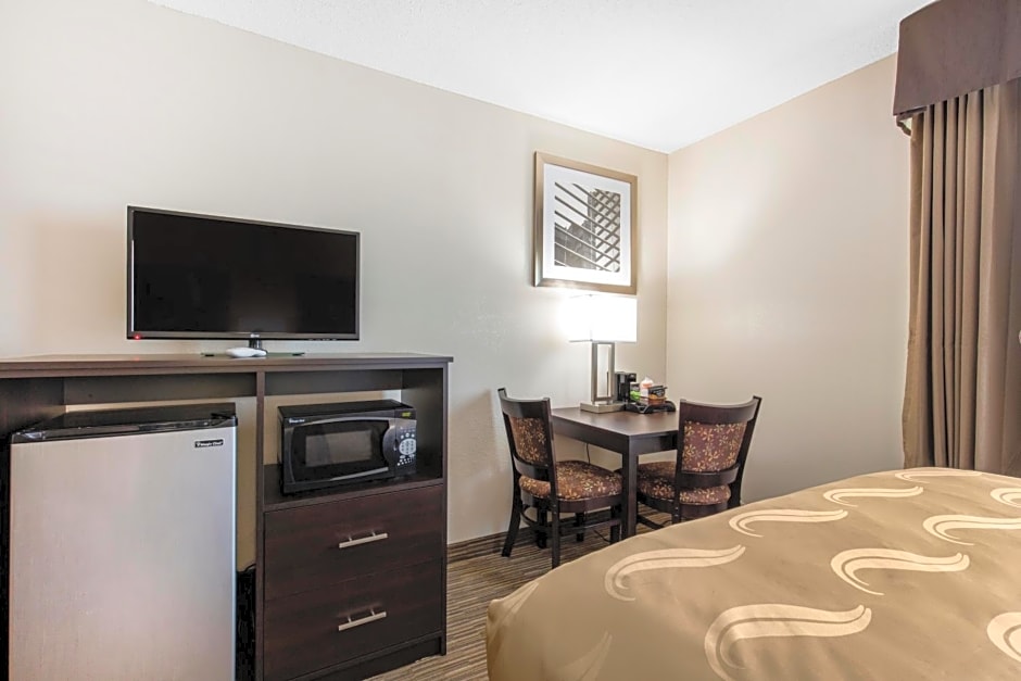 Quality Inn & Suites Metropolis I-24