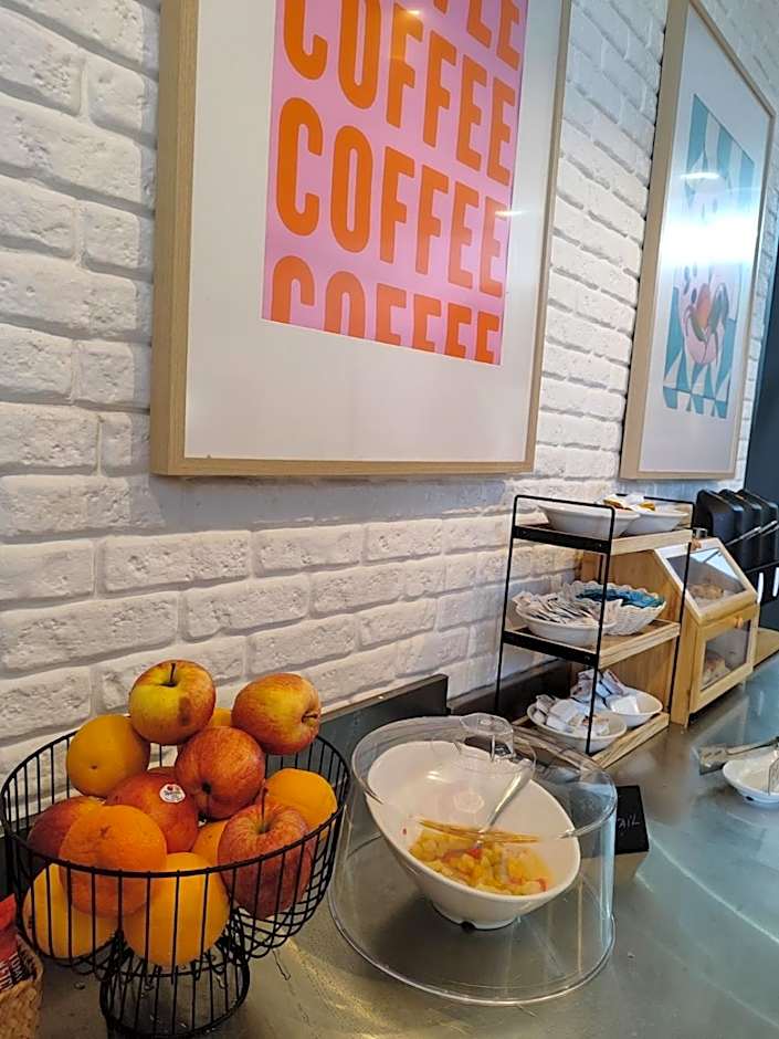 Follow the Sun Boutique Hostel - Pool, Breakfast & Sea Views