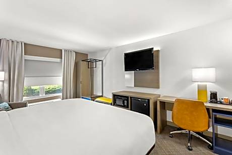 King Room with Roll-in Shower - Non-Smoking