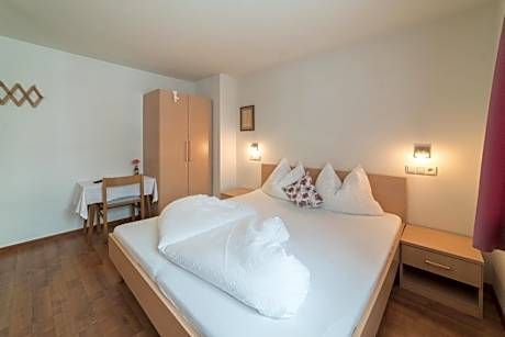 One-Bedroom Apartment with Mountain View